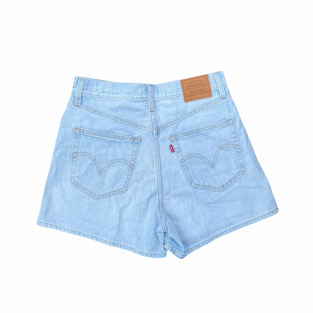 High waisted light wash Levi’s mom shorts